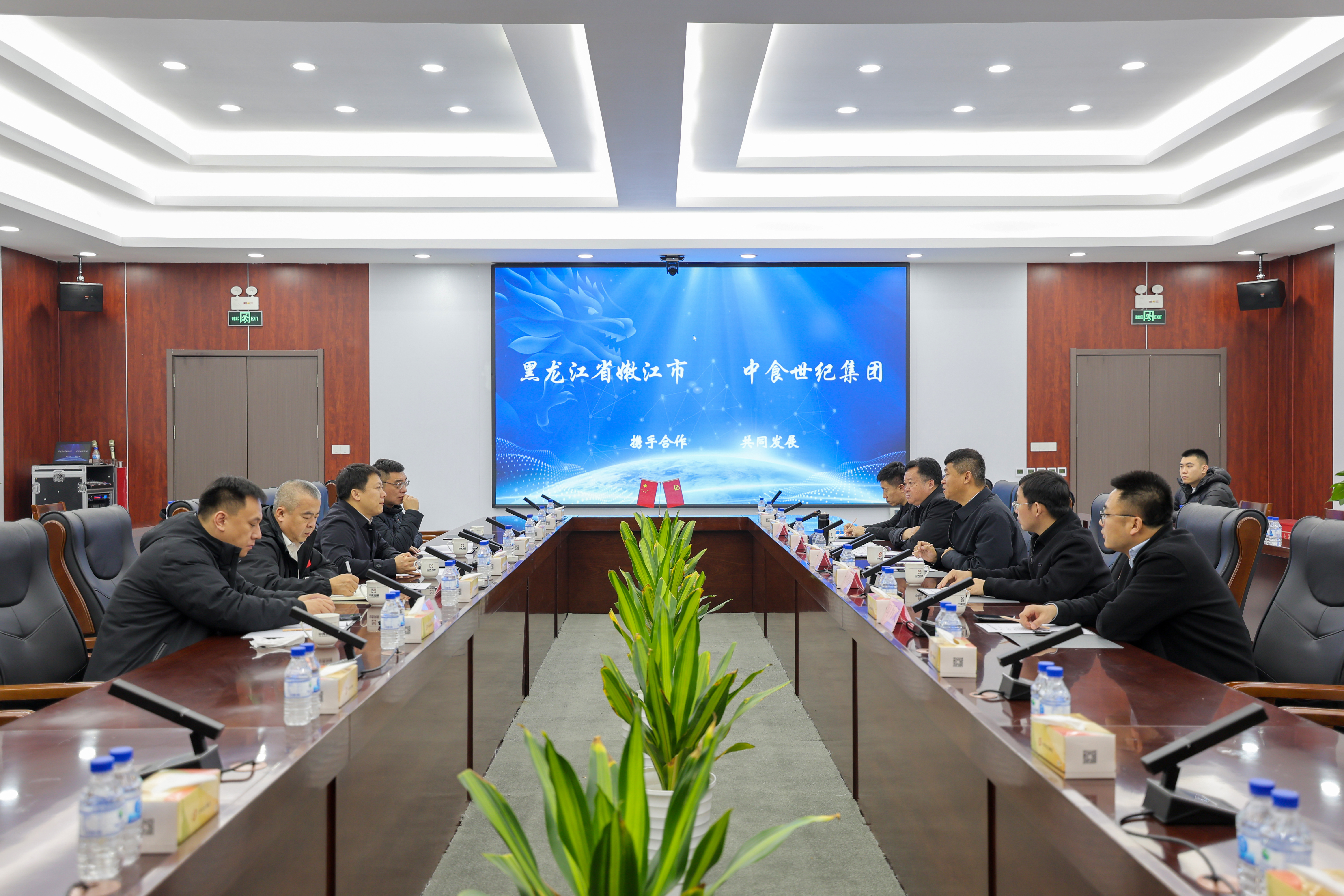 王文亮與嫩江市委副書(shū)記、市長(zhǎng)孫建龍?jiān)诰┡e行工作會(huì)談，嫩江市常務(wù)副市長(zhǎng)卜學(xué)強(qiáng)，集團(tuán)總經(jīng)理蘇德庫(kù)參加會(huì)談